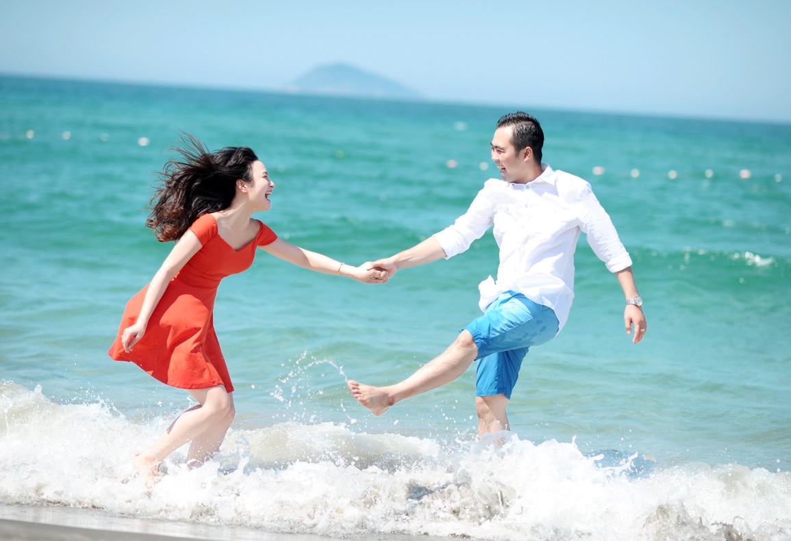 Ảnh 9: Cặp đôi dạo biển Đà Nẵng với phong cách ăn mặc cực chất